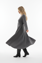 Robe pull tricot boutonnée gris foncé - vue de profil latéral capturant le mouvement de rotation dynamique avec texture tricot côtelé et jupe midi fluide en mouvement gracieux - BLACK-COAT