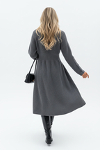 Robe pull tricot boutonnée gris foncé - vue arrière montrant mannequin s'éloignant avec design dos lisse texture tricot côtelé et flux élégant de la robe midi - BLACK-COAT