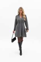  Robe pull tricot boutonnée gris foncé - vue de face montrant mannequin en mouvement de marche naturelle avec encolure V boutons fonctionnels texture tricot côtelé et longueur midi0 BLACK0COAT