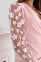 "Robe mini moulante rose manches mesh appliqués floraux - gros plan détail manches transparentes mesh tulle montrant les appliqués floraux 3D roses délicats cousus sur tissu transparent, finition artisanale romantique, qualité premium, fond blanc studio BLACK-COAT"