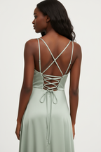 Détail du dos nu avec lacet de la robe satin vert sauge Black-Coat - vue rapprochée révélant le détail lacet sophistiqué et la finition soignée du dos ouvert, collection premium accessible
