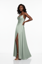Robe maxi satin vert sauge Black-Coat - vue complète de face avec mannequin noire en pose confiante montrant la silhouette élégante, la longueur maxi fluide et l'encolure cowl neck romantique, vêtement tendance abordable
