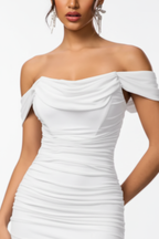 "Robe sirène maxi blanche épaules dénudées froncée - gros plan détail décolleté bardot off-shoulder avec manches drapées tombantes montrant l'encolure épaules dénudées élégante, manches drapées sophistiquées, corsage froncé ajusté, tissu blanc pur, finition soignée, fond blanc studio BLACK-COAT"