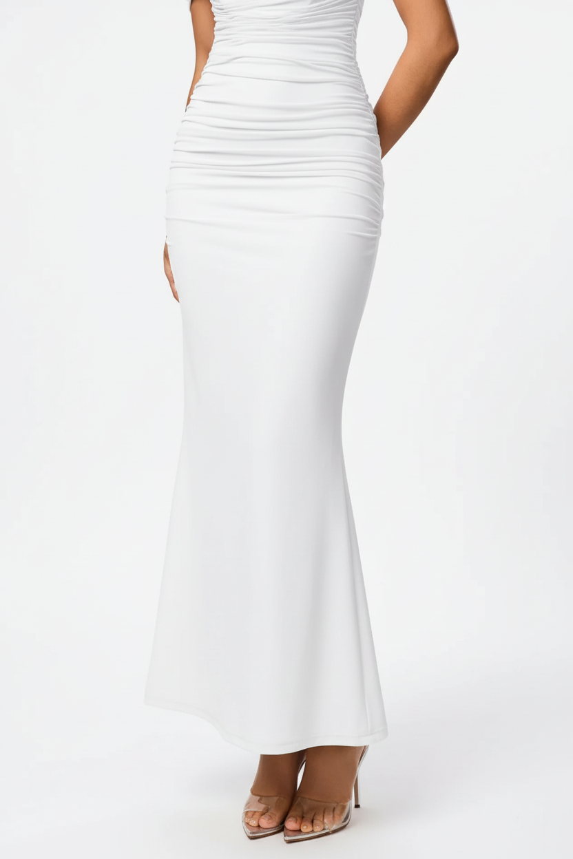 "Robe sirène maxi blanche épaules dénudées froncée - gros plan détail ourlet sirène évasé montrant le bas de la robe qui s'évase élégamment, fluide du tissu blanc pur, design mermaid sophistiqué, finition soignée, fond blanc studio BLACK-COAT"
