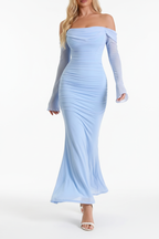 Robe sirène maxi épaules dénudées bleu ciel avec manches longues - gros plan du bas de robe des hanches aux chevilles montrant silhouette sirène ajustée et tissu froncé en mouvement avec évasement élégant - BLACK-COAT

