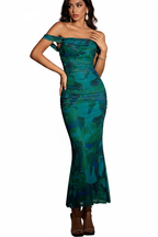 "Robe sirène maxi émeraude épaules dénudées froncée - look glamour soirée complet montrant la robe de soirée sophistiquée avec décolleté bardot off-shoulder, corsage froncé moulant bodycon, silhouette sirène mermaid évasée, motif imprimé vert émeraude bleu luxueux, silhouette chic confiante, fond blanc studio professionnel BLACK-COAT"