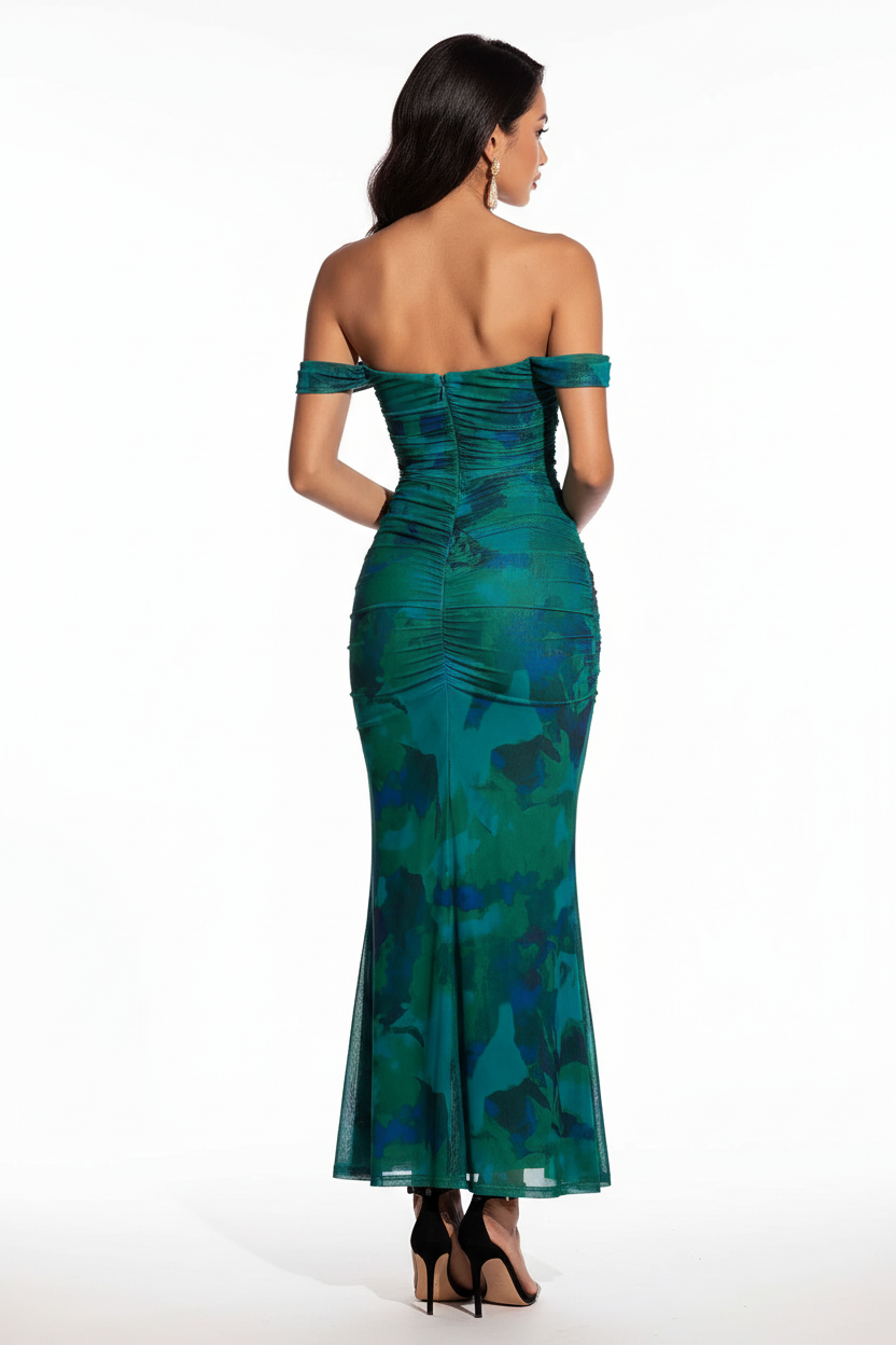 "Robe sirène maxi émeraude épaules dénudées froncée - vue arrière dos montrant le design du dos de la robe, silhouette moulante ajustée, ourlet sirène évasé, motif imprimé vert émeraude bleu, fond blanc studio BLACK-COAT"