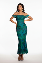 "Robe sirène maxi émeraude épaules dénudées froncée - vue de face complète montrant décolleté bardot off-shoulder, corsage moulant bodycon froncé ajusté, silhouette sirène mermaid avec ourlet évasé, motif imprimé vert émeraude bleu sophistiqué, silhouette complète mannequin, fond blanc studio professionnel BLACK-COAT"