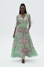  Robe Smockée à Imprimé Paisley Black-Coat verte et rose - vue dynamique en marche illustrant l'élégance bohème et l'allure confiante