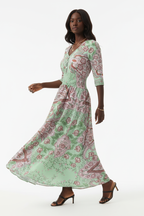 Robe Smockée à Imprimé Paisley Black-Coat verte et rose - vue trois-quarts en mouvement révélant l'imprimé paisley bohème et la silhouette fluide