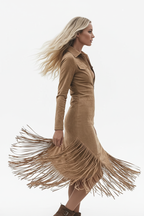 Robe suédine à franges camel - vue de profil en mouvement révélant les franges fluides en mouvement et la silhouette ajustée élégante - BLACK-COAT