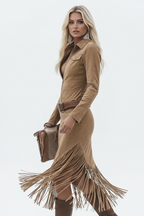 Robe suédine camel à franges - vue trois-quarts montrant l'ensemble du design avec franges en mouvement et détails du zip frontal - BLACK-COAT