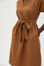  Robe texturée terracotta Black-Coat - détail de la ceinture nouée et des poches latérales fonctionnelles