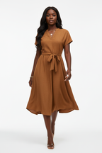 Robe texturée terracotta Black-Coat - vue diagonale en mouvement illustrant le dynamisme et l’élégance