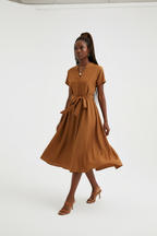  Robe texturée terracotta Black-Coat - vue trois-quarts en mouvement illustrant le tombé élégant et la fluidité 