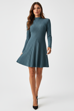  Robe tricot côtelé bleu canard col montant manches longues - vue en mouvement montrant le drapé naturel du tricot, fluidité de la robe portée activement, confort et élégance du vêtement minimaliste - BLACK-COAT