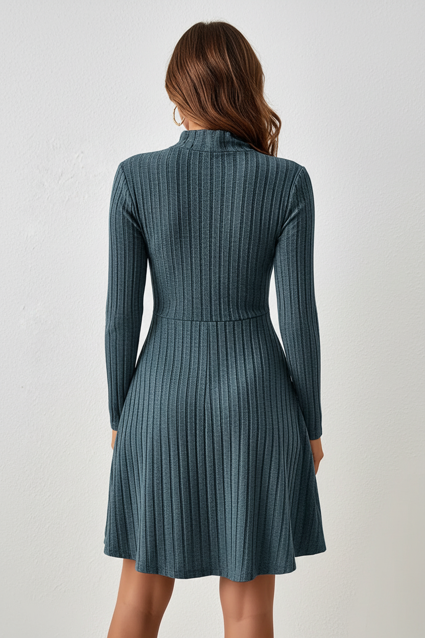 Robe tricot côtelé bleu canard col montant manches longues - vue arrière montrant le design dos, texture côtelée visible depuis l'arrière, manches longues ajustées, tombé impeccable du tricot - BLACK-COAT