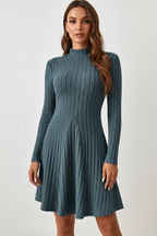 Robe tricot côtelé bleu canard col montant manches longues - vue de face montrant la silhouette ajustée complète, col montant élégant, texture côtelée structurée, manches longues ajustées, longueur mini sophistiquée, style minimaliste moderne - BLACK-COAT