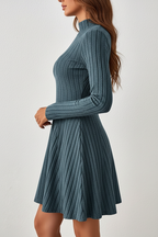 Robe tricot côtelé bleu canard col montant manches longues - vue de profil latéral montrant la coupe ajustée flatteuse, drapé du tricot côtelé sur le corps, col montant sophistiqué, silhouette féminine élégante - BLACK-COAT