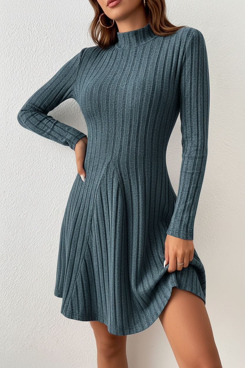 Robe tricot côtelé bleu canard col montant manches longues - vue trois-quarts à 45 degrés montrant la dimension du vêtement, coupe ajustée flatteuse, texture côtelée structurée, col montant moderne - BLACK-COAT