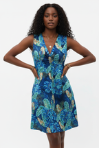  Robe d’été imprimé tropical Black-Coat - vue de face montrant le décolleté en V et le motif palmier bleu-vert vibrant 