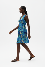  Robe d’été imprimé tropical Black-Coat - vue de profil révélant la silhouette fluide et les détails du motif feuillage 