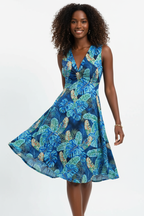 Robe d’été imprimé tropical Black-Coat - vue diagonale en mouvement illustrant la fluidité et le dynamisme de la robe 