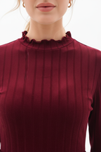 "Robe mini velours bordeaux col volant - gros plan détail col montant à volants romantiques montrant les volants délicats du col haut, texture velours bordeaux luxueuse, finition soignée, qualité premium, fond blanc studio BLACK-COAT"