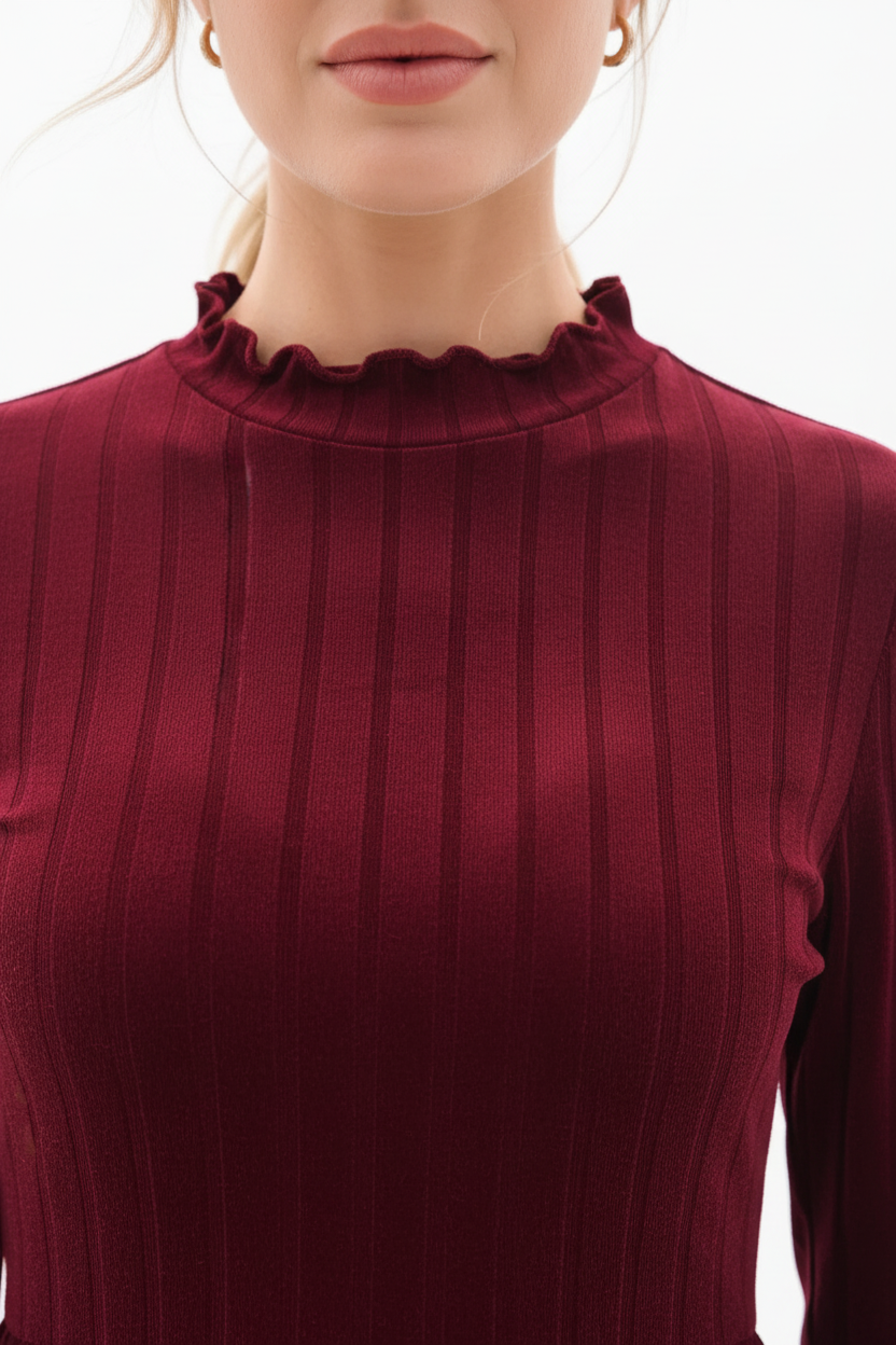 "Robe mini velours bordeaux col volant - gros plan détail col montant à volants romantiques montrant les volants délicats du col haut, texture velours bordeaux luxueuse, finition soignée, qualité premium, fond blanc studio BLACK-COAT"