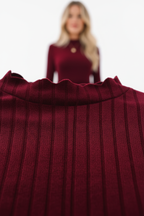 "Robe mini velours bordeaux col volant - gros plan macro texture montrant le tissu velours bordeaux riche et luxueux, surface douce et soyeuse, profondeur de couleur rouge bordeaux wine, qualité premium du velours, détail matière BLACK-COAT"