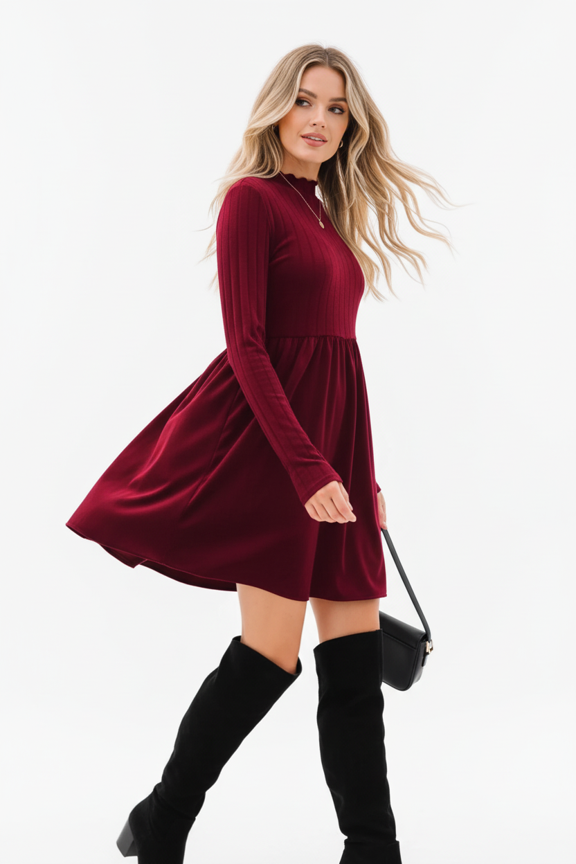 "Robe mini velours bordeaux col volant - en marche mouvement naturel montrant la robe velours portée en mouvement, jupe mini évasée qui bouge naturellement, silhouette dynamique romantique, texture velours bordeaux, fond blanc studio BLACK-COAT"