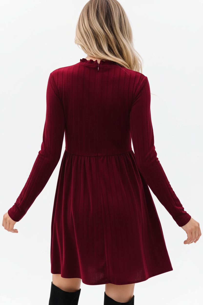 "Robe mini velours bordeaux col volant - vue arrière dos montrant le design du dos de la robe velours, manches longues ajustées, jupe mini évasée, texture velours bordeaux luxueuse, fond blanc studio BLACK-COAT"