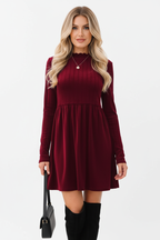 "Robe mini velours bordeaux col volant - vue de face complète montrant col montant à volants romantique, manches longues ajustées, corsage ajusté taille empire, jupe mini évasée ligne A, texture velours luxueuse rouge bordeaux, silhouette complète mannequin, fond blanc studio professionnel BLACK-COAT"