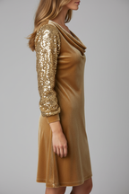 Vue de profil : Robe mini velours doré avec manches à sequins et col drapé - vue de profil révélant le tombé gracieux du col drapé créant ligne élégante sophistiquée, les manches à sequins scintillantes captant la lumière à chaque mouvement, la texture luxueuse du velours doré et la silhouette mini glamour festive - BLACK-COAT