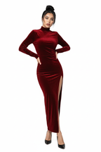 Robe en velours rouge bordeaux avec col montant et manches longues - pose élégante dynamique révélant la richesse du velours et l'élégance de la robe de soirée - BLACK-COAT