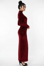  Robe en velours rouge bordeaux avec col montant et fente latérale - vue de profil opposé montrant la fente dramatique et la coupe flatteuse - BLACK-COAT