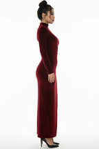Robe en velours rouge bordeaux avec col montant, manches longues et fente latérale - vue de profil révélant la coupe cintrée et la fente sexy - BLACK-COAT