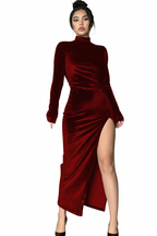  Robe en velours rouge bordeaux avec col montant et fente latérale - vue trois-quarts présentant les proportions et l'élégance sophistiquée - BLACK-COAT