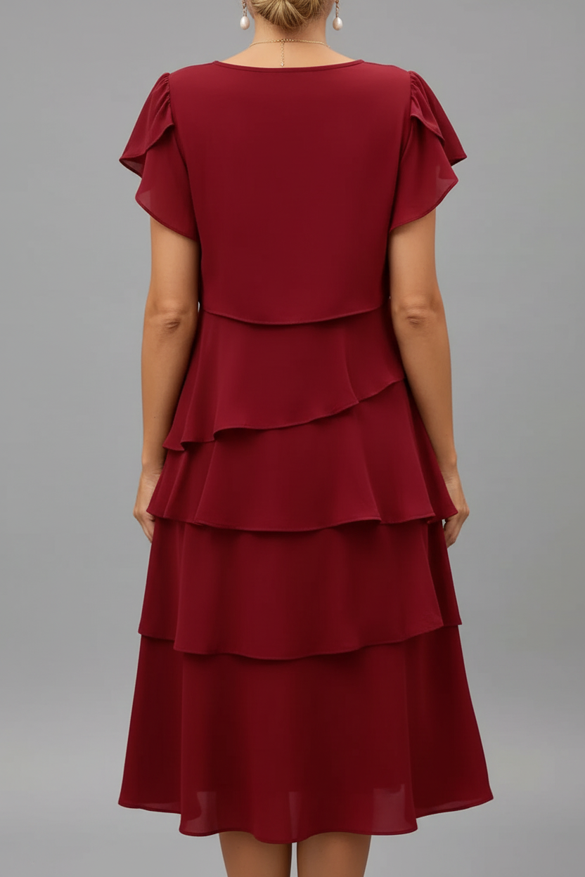  Vue de dos : Robe grande taille volants étagés rouge bordeaux - vue de dos montrant les détails arrière des volants superposés en cascade, la coupe flatteuse spécialement conçue pour les grandes tailles et les finitions soignées de qualité premium - BLACK-COAT