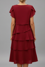  Vue de dos : Robe grande taille volants étagés rouge bordeaux - vue de dos montrant les détails arrière des volants superposés en cascade, la coupe flatteuse spécialement conçue pour les grandes tailles et les finitions soignées de qualité premium - BLACK-COAT