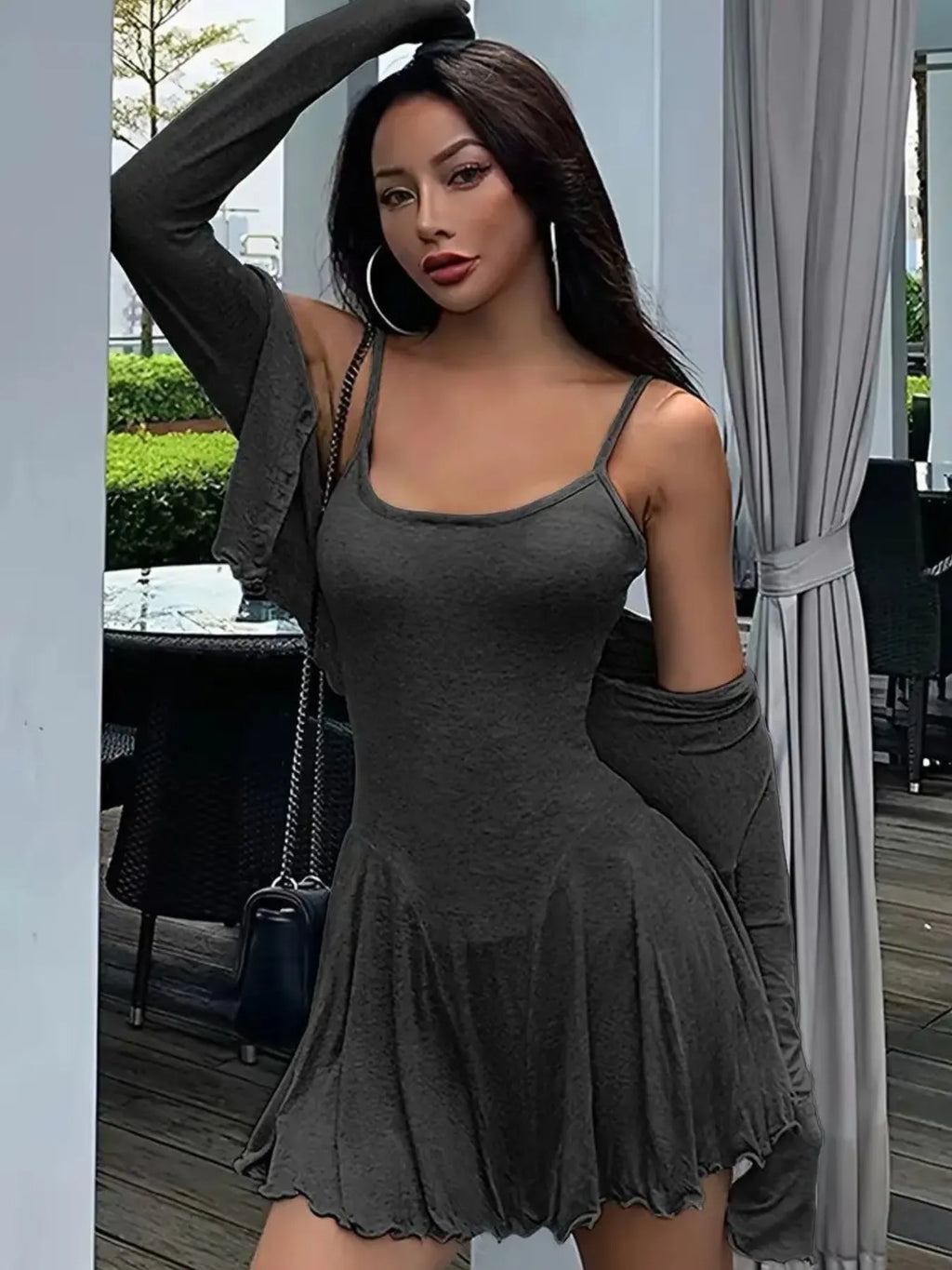 Vue latérale profil ensemble crop top et robe caraco noirs, crop top court manches longues moulant, robe slip midi fluide à bretelles spaghetti, silhouette superposée tendance
